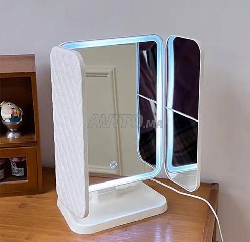 Miroir de maquillage à trois volets    - 2