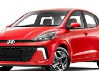 سيارة جميلة حمراء للإيجار