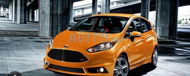 سيارة فورد فيستا برتقالية للإيجار في الفنيدق