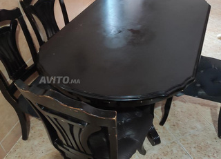 Table à manger avec 5 chaises à vendre 