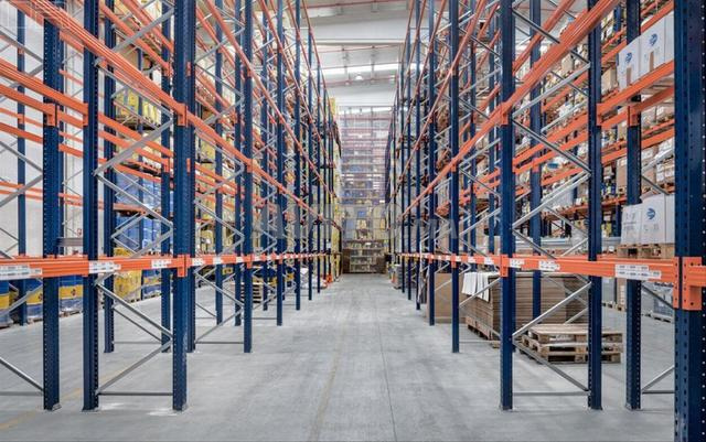Des étagères de rangement hautement équipées