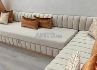 canapé beige en forme de L