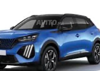 سيارة زرقاء للعطلة في طنجة