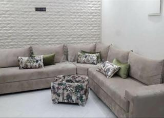 canapé sectionnel beige en forme de L