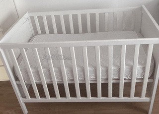 Lit bébé et matelas 60x120 cm IKEA très bon etat