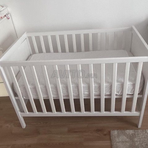 Lit bébé et matelas 60x120 cm IKEA très bon etat