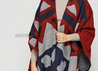 Grands chales différents couleurs et motifs