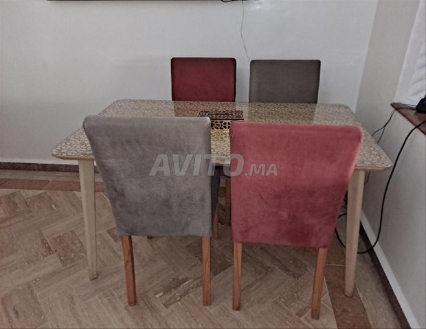 طابلة كبيرة 78cm/1m40ديال ikea مع 4الكراسة