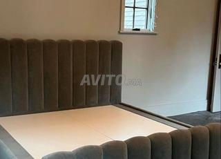 lit à cadre rembourré en tissu gris