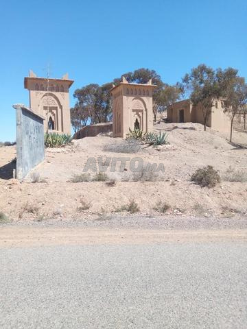  terrain touristique au bord du lac Lala Takrkost