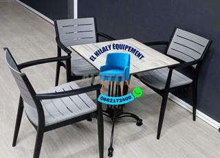 كرسي وطاولة قهوة