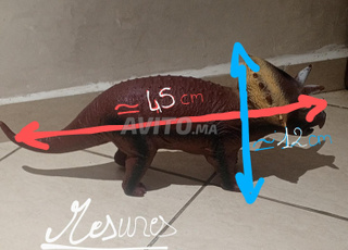 Jouet dinosaur (triceratops) en plastique 