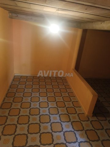 منزل 100 متر ولكن طابق الأوسط مع سطح خاص به 