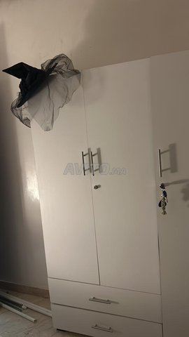 Je mets en vente cette armoire encore neuf
