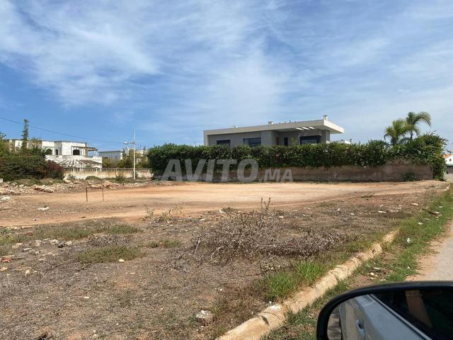 أرض فيلا بواجهتين 976 متر مربع تاماريس قريبة من الشاطئ