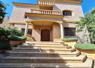 Villa familiale de 916m avec 1100m