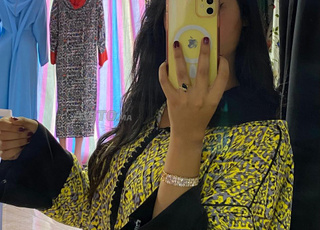 جلابة عصرية وأنيقة، نقوش باللون الأصفر والأسود 