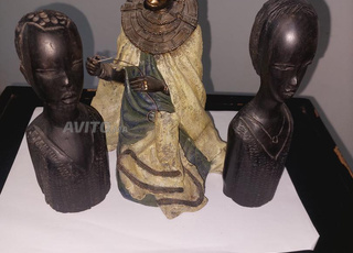 trois statuettes en résine et bois