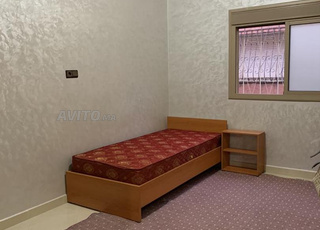 Lit et matla avec table de nuit