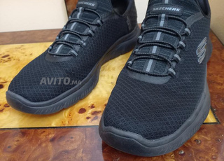 SKECHERS Taille 42. Ba9a n9ia bzaf tres bon etat