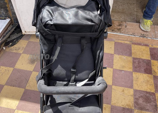 une poussette noire 