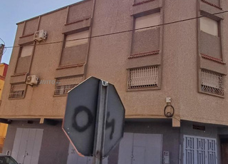 Maison titrée avec 3 magasins et 2 étages