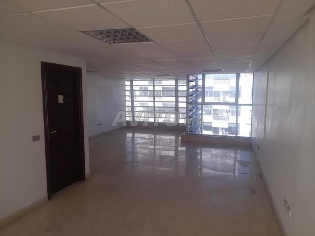 طابق مكاتب 2gd مفتوح مع شرفة بمساحة 130 متر مربع للإيجار في شارع الزرقطوني