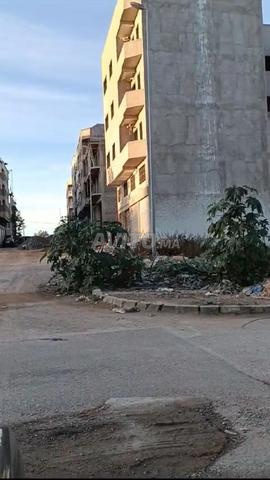 Terrain 160 m2 cave RDC commercial et 3 étages 