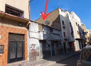 منزل قابل لإعادة البناء على 3 طوابق مع السفلي