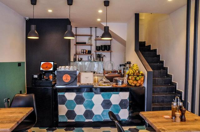 Comptoir Réfrigérée décoré, 3 portes en bon état. 