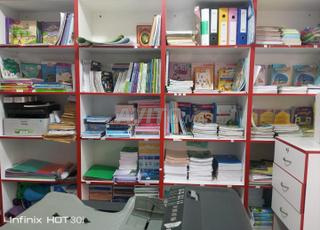 مكتبة مجهزة للكراء 