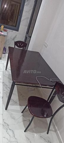 طابلة الأكل من الحجم الكبير وأخرى صغيرة منقوشة. 