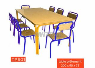 Table enfant avec piètement coloré et ludique