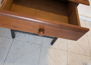 Petite table et chevet de chambre 