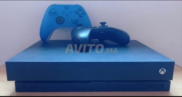 xbox one x avec les manettes et les jeux 