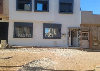 دار بطابقين للبيع مسجلة محفظة وقبلية وامامك زنقة 