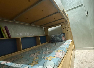 Lit superposé avec rangements et bibliothèque