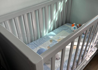 Lit pour bébé avec accessoires 