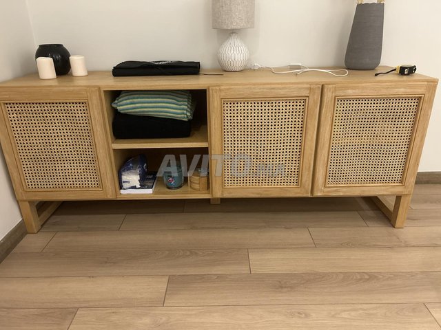 Meuble en bois massif clair avec portes en cannage