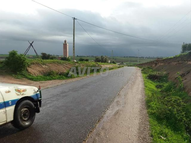 أرض كبيرة في اثنين شتوكة على طريق