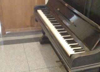 بيانو  صناعة  هولندية 