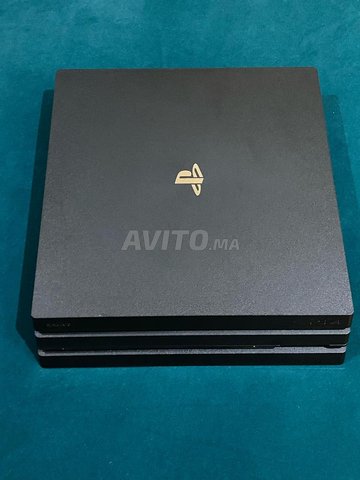 PS4 Pro 1To, tres bonne état, avec 4 jeux digital