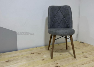 Chaise en metal et simili cuir tres bon etat 