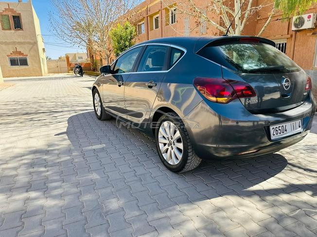 opel astra j model 2011  bon etat
