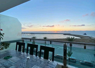 شقة ممتازة مطلة على البحر مباشرة 