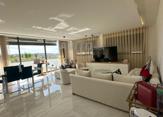 أجمل فيلا بالمسبح للبيع بإطلالة على الطبيعة