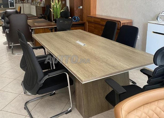 Grande table de réunion avec système technologique