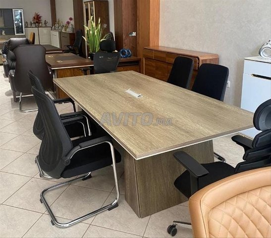 Grande table de réunion avec système technologique