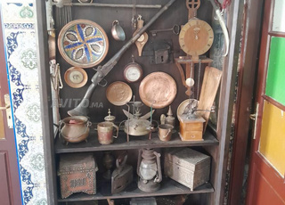 Objets antiques, table, 2 tapis et tableaux