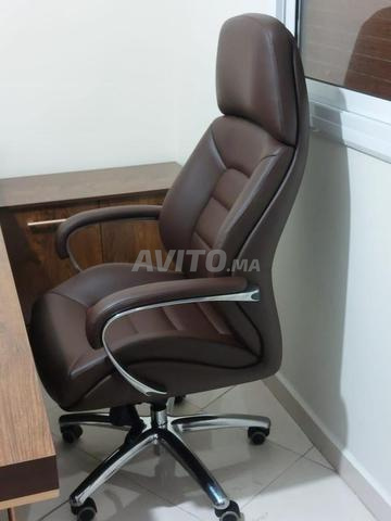 Chaise visiteur coloris marron assise